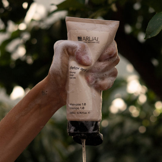ARUAL Detox Shampoo: Limpieza profunda que elimina residuos y exceso de grasa.