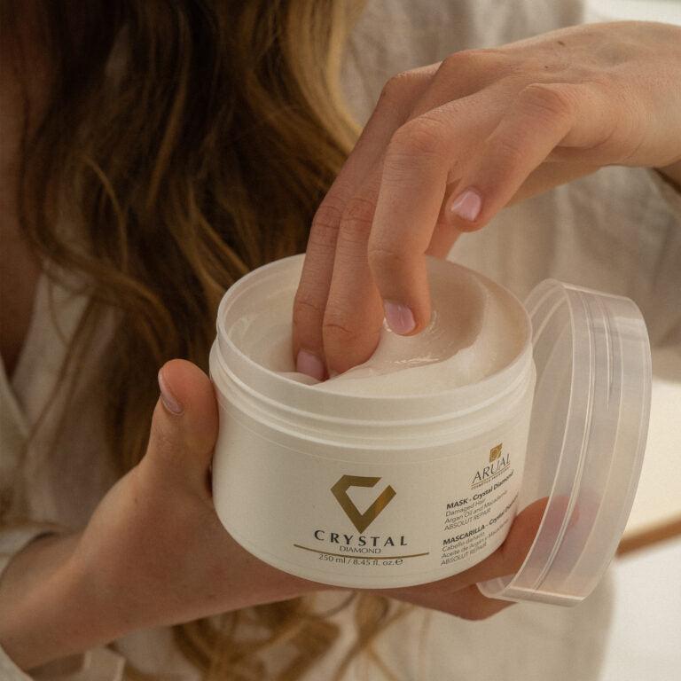 ARUAL Crystal Diamond Mascarilla: Nutrición profunda y reparación para puntas y medios castigados.