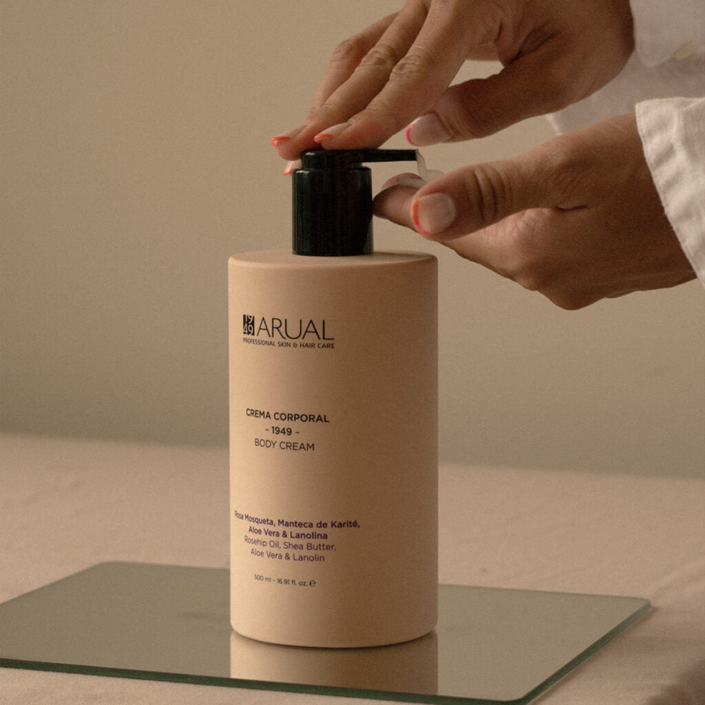 ARUAL Crema Corporal: Hidratación diaria de rápida absorción, deja la piel suave, elástica y con acabado no graso.