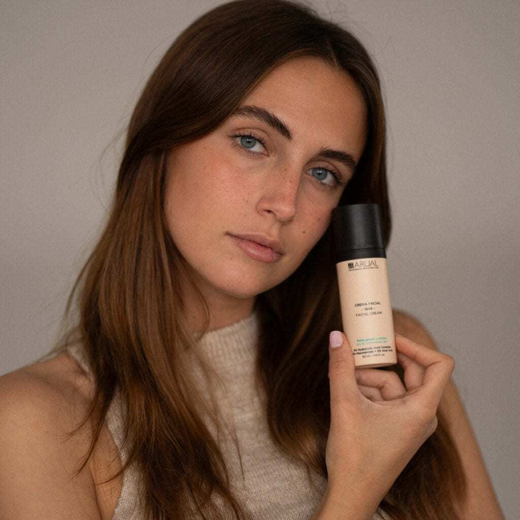 ARUAL Crema Facial Piel Grasa y Mixta: Hidratación ligera con efecto equilibrante y toque mate.