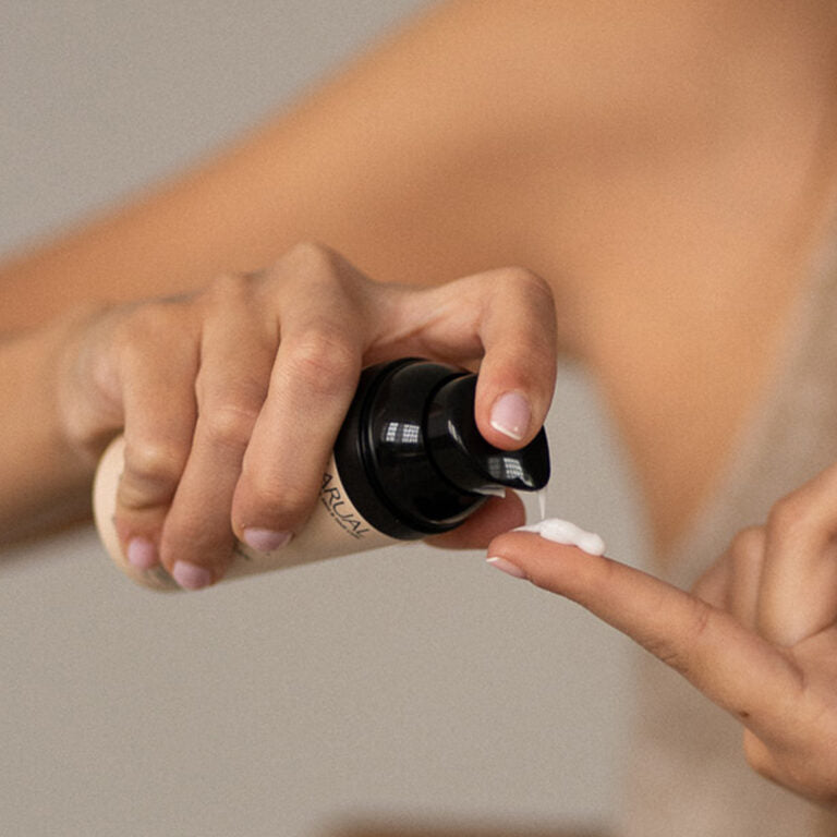 ARUAL Crema Facial: Humectación equilibrada para uso diario; mejora textura y luminosidad del rostro.