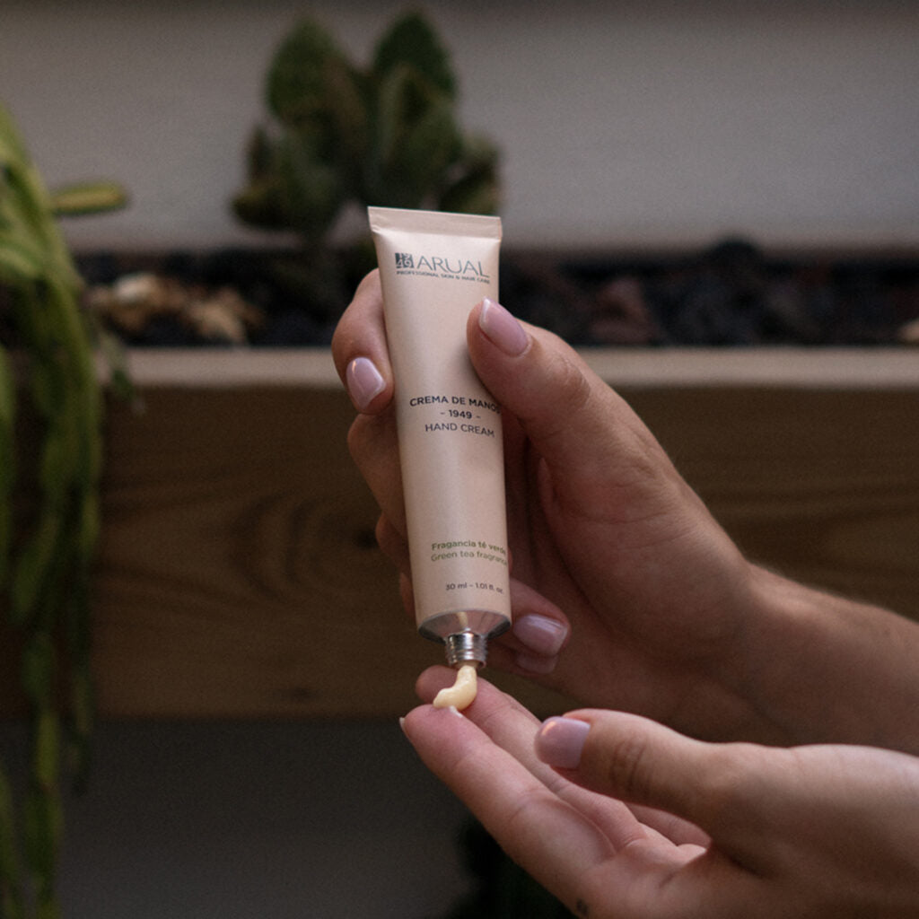 ARUAL Crema para Manos Té Verde: Hidratación ligera con aroma fresco; protege ante lavados frecuentes.