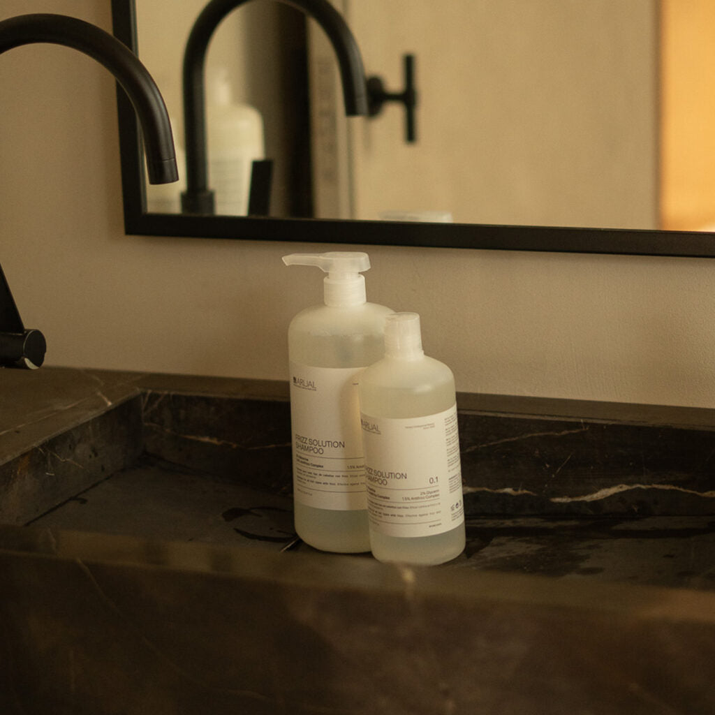 ARUAL Frizz Solution Shampoo: Limpieza que controla el encrespamiento y mejora la manejabilidad.