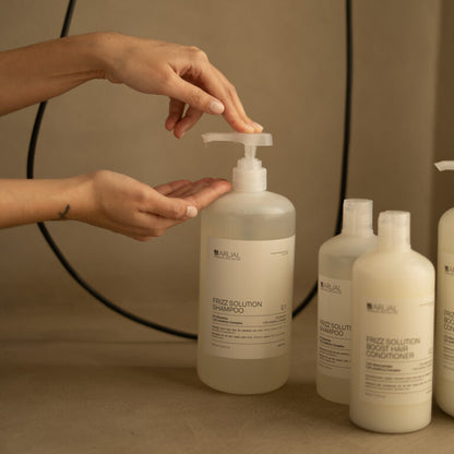 ARUAL Frizz Solution Shampoo: Limpieza que controla el encrespamiento y mejora la manejabilidad.