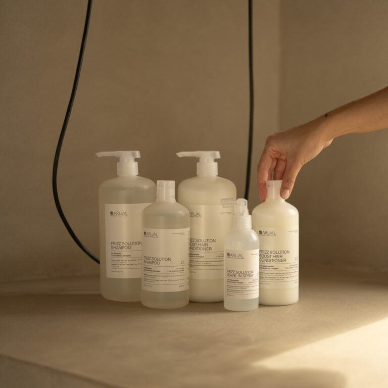 ARUAL Frizz Solution Shampoo: Limpieza que controla el encrespamiento y mejora la manejabilidad.