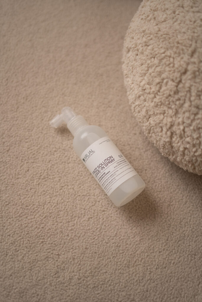 ARUAL Frizz Spray: Leave-in antifrizz con protección térmica y suavidad inmediata.