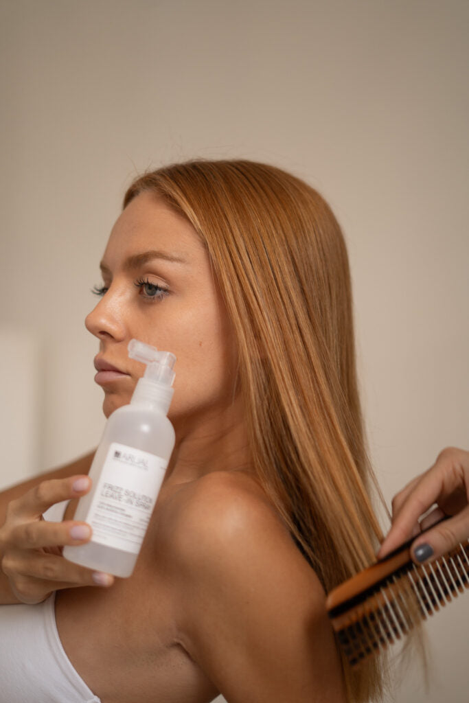 ARUAL Frizz Spray: Leave-in antifrizz con protección térmica y suavidad inmediata.