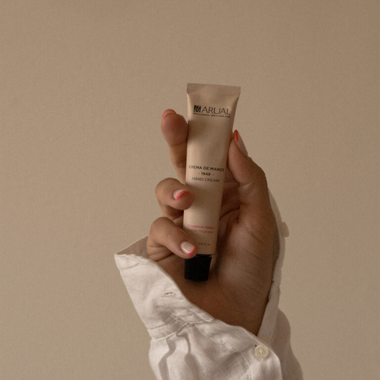 ARUAL Crema para Manos Clásica: Fórmula reparadora que suaviza cutículas y manos agrietadas sin dejar residuo.