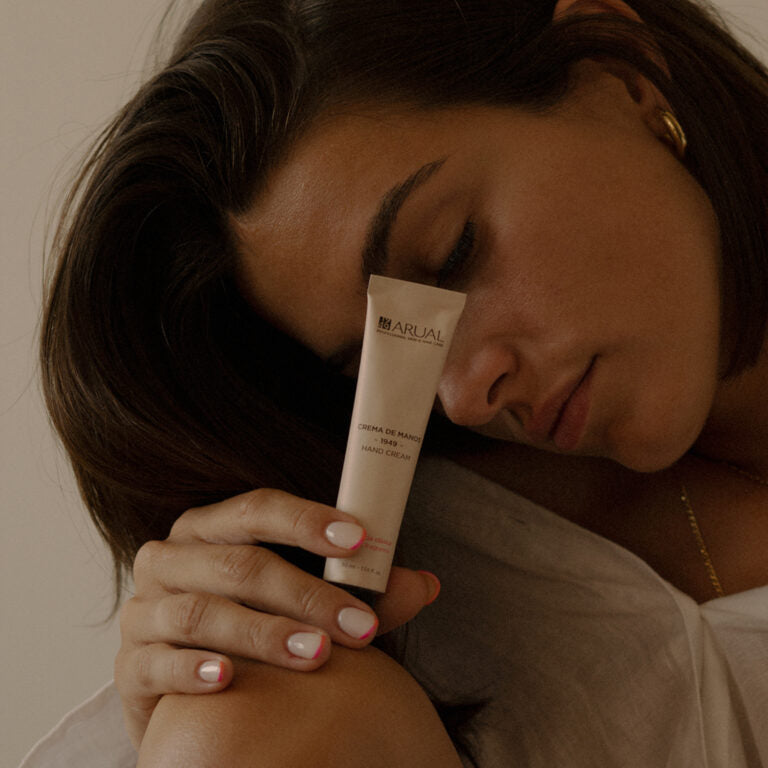 ARUAL Crema para Manos Clásica: Fórmula reparadora que suaviza cutículas y manos agrietadas sin dejar residuo.