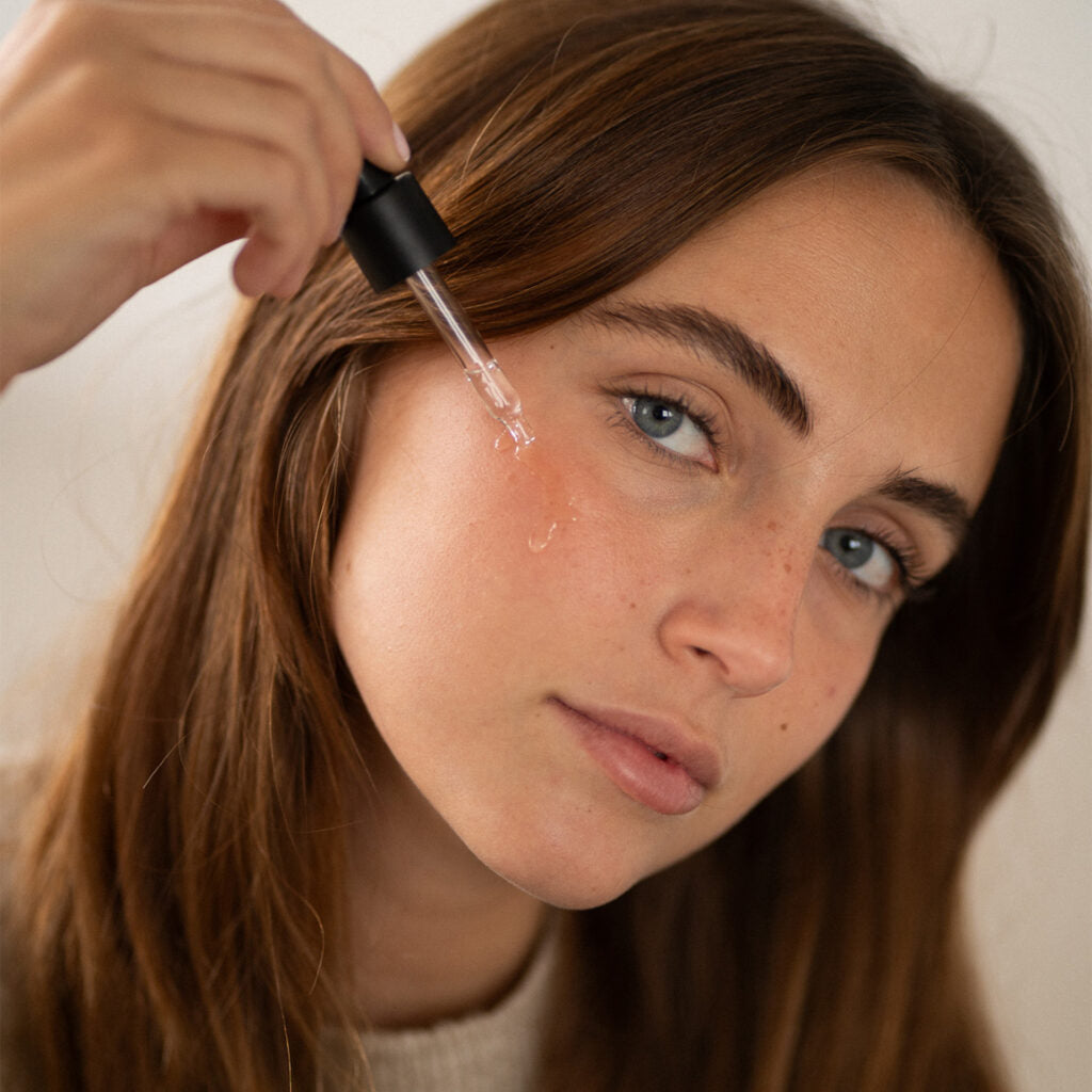 ARUAL Sérum Facial Piel Grasa y Mixta: Textura fluida que afina poros y regula el exceso de brillo.