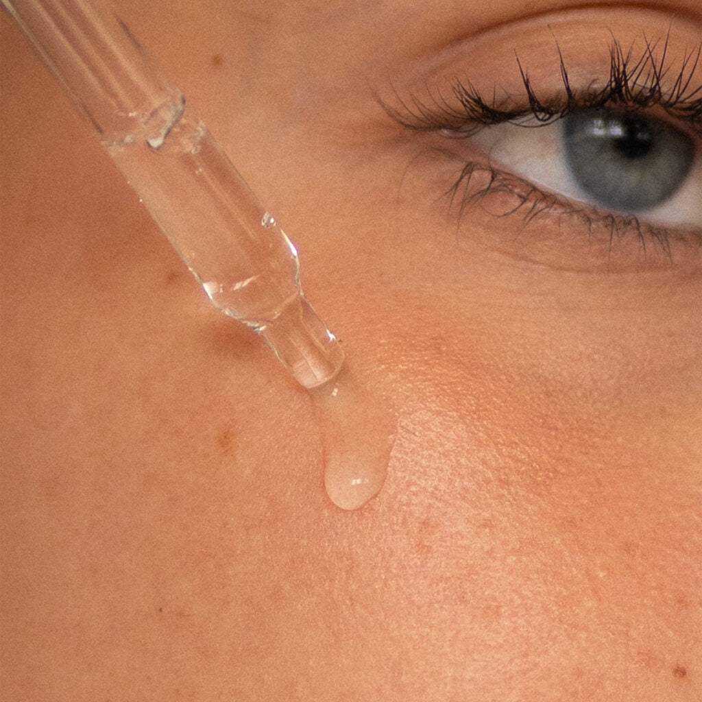 ARUAL Sérum Facial Piel Grasa y Mixta: Textura fluida que afina poros y regula el exceso de brillo.