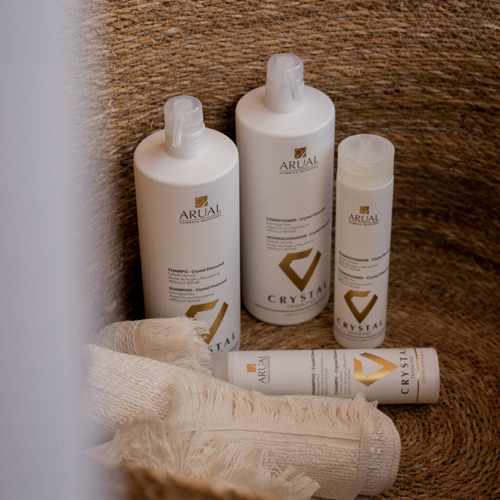 ARUAL Crystal Diamond Shampoo TAMAÑO PROFESIONAL: Limpieza nutritiva con brillo y suavidad para cabellos secos.