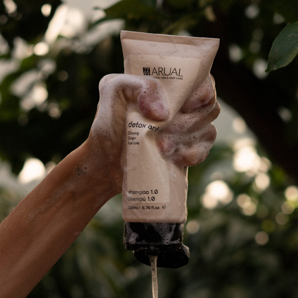 ARUAL Detox Shampoo: Limpieza profunda que elimina residuos y exceso de grasa.