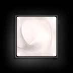 LIERAC Premium Voluptuosa: Crema antiedad rica con sensación envolvente; mejora tonicidad, suaviza arrugas y realza la luminosidad.